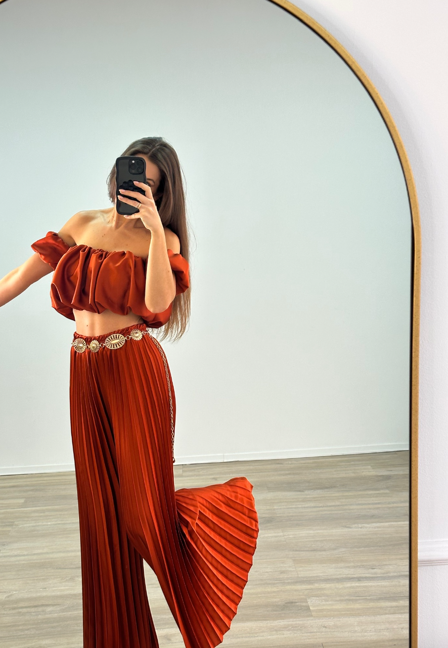 Vera Classe™ | Set due pezzi con top off-shoulder e pantaloni a pieghe