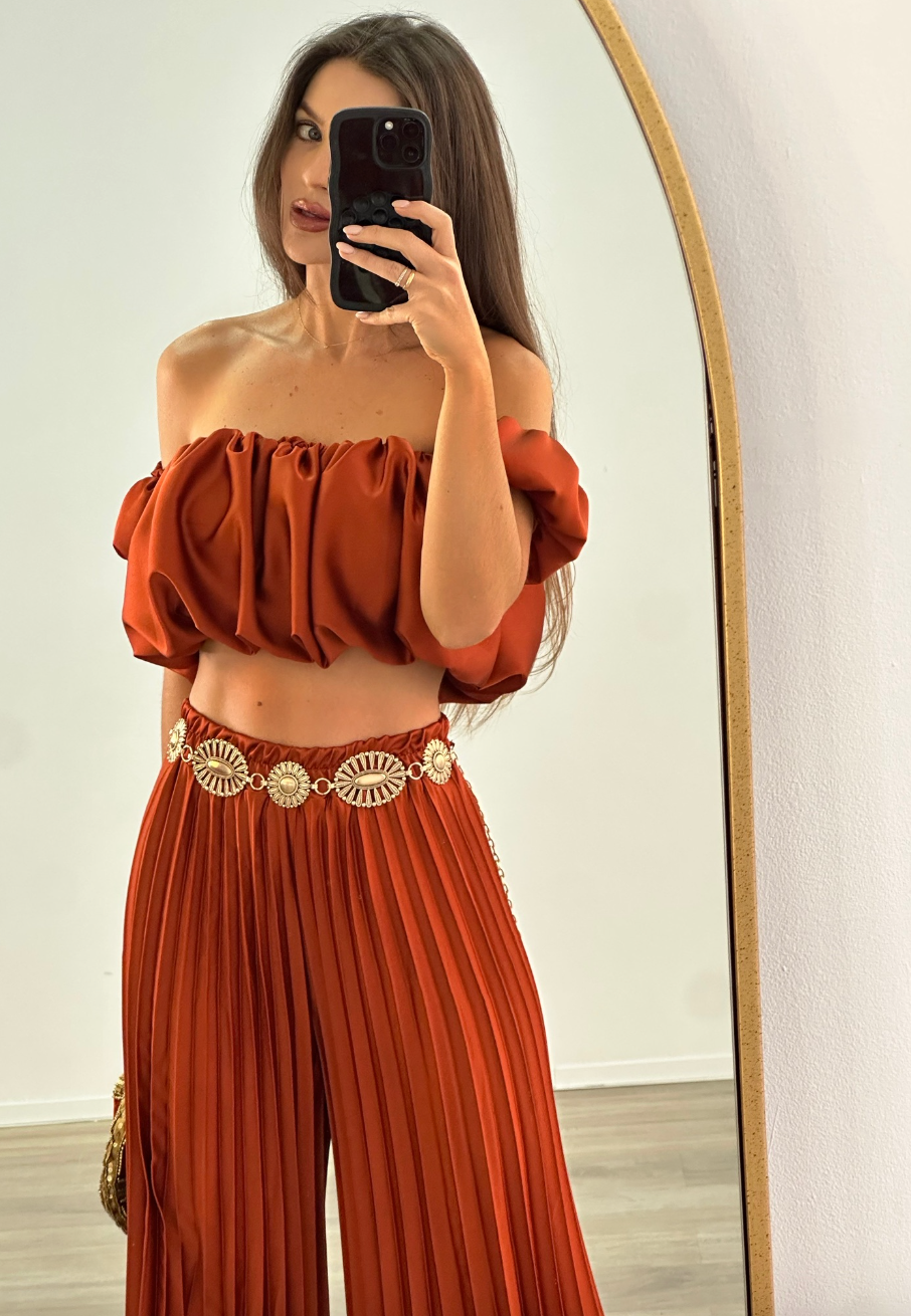 Vera Classe™ | Set due pezzi con top off-shoulder e pantaloni a pieghe