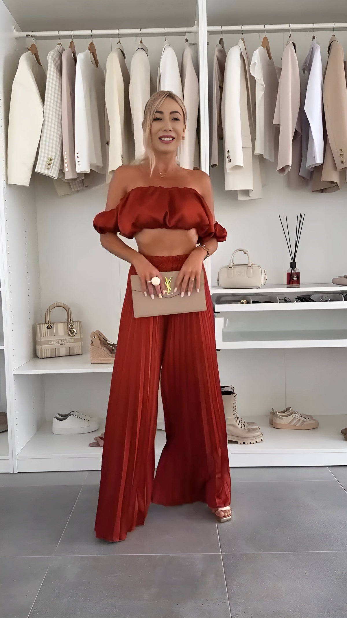 Vera Classe™ | Set due pezzi con top off-shoulder e pantaloni a pieghe