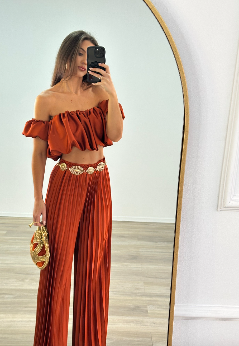 Vera Classe™ | Set due pezzi con top off-shoulder e pantaloni a pieghe
